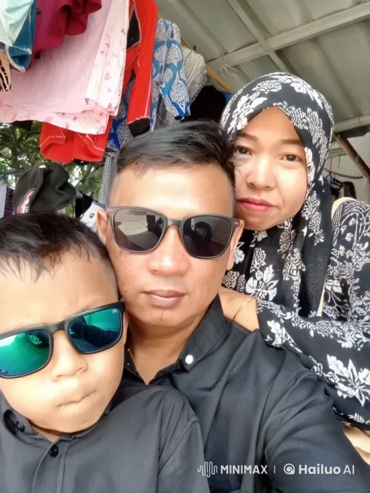 Family's Playful Moment in Outdoor Marketplace – AI Generated Video | Hailuo AI
