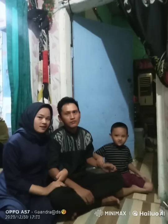 Family Encourages Martial Arts Display at Home – AI Generated Video | Hailuo AI