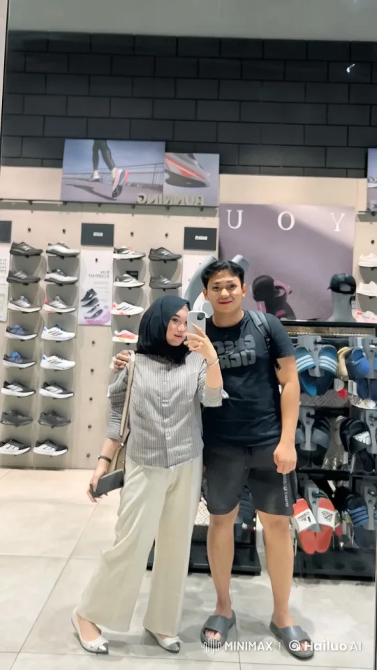 Friends Combine Shopping with Playful Kung Fu Fight – AI Generated Video | Hailuo AI