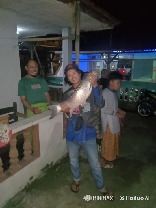 Man Showcases Fish and Martial Arts in Night Setting – AI Generated Video | Hailuo AI