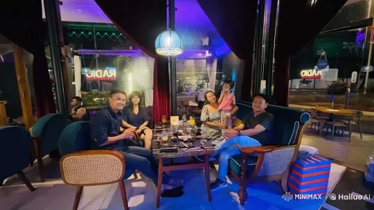 Friends Spontaneously Demonstrate Kung Fu at Restaurant – AI Generated Video | Hailuo AI