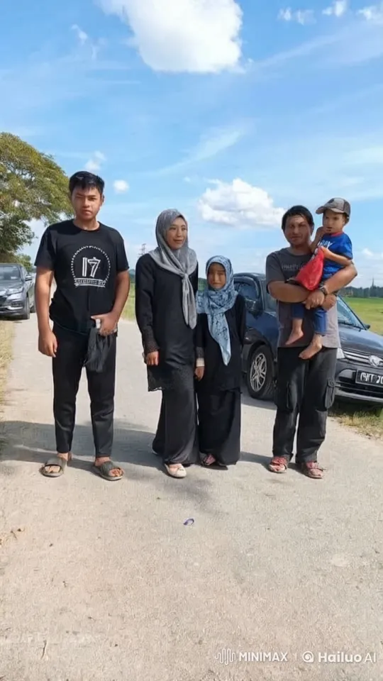 Family Demonstrates Kung Fu on Rural Road – AI Generated Video | Hailuo AI