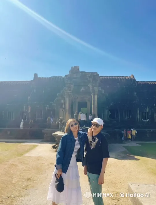 Casual Dressed Duo Engages in Intense Muay Thai Fight at Angkor Wat – AI Generated Video | Hailuo AI