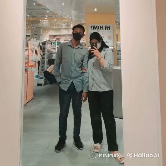 Casual Kung Fu Fight in a Brightly Lit Shop – AI Generated Video | Hailuo AI