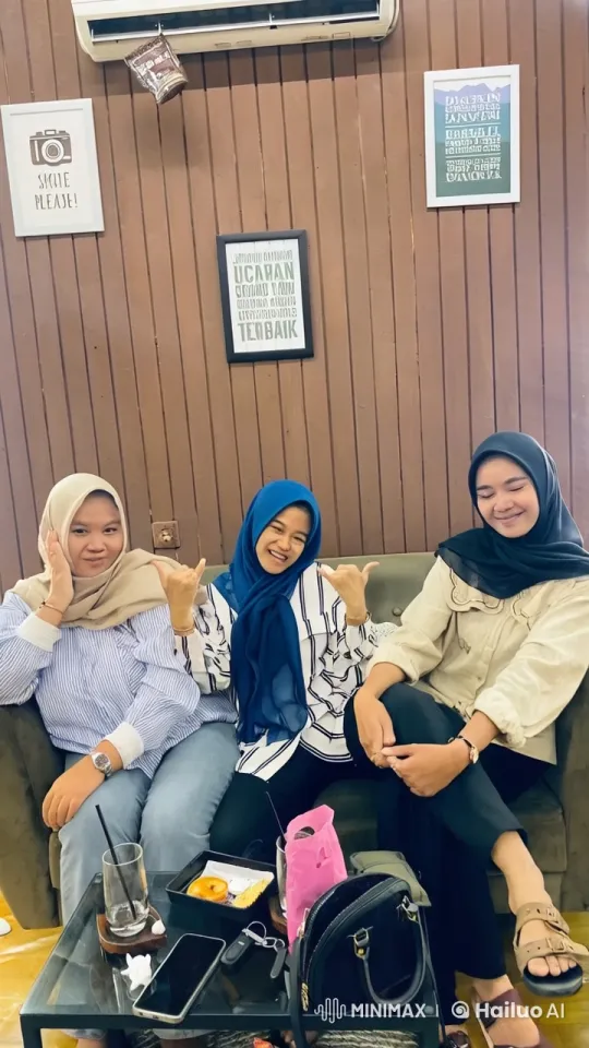 Three Women Display Kung Fu Skills in Cafe – AI Generated Video | Hailuo AI