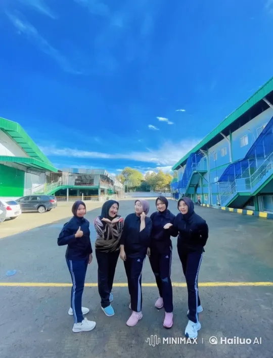 Women Practicing Kung Fu in Courtyard Setting – AI Generated Video | Hailuo AI