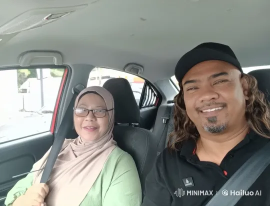 Affectionate Couple Shares Intimate Moment in Parked Car – AI Generated Video | Hailuo AI