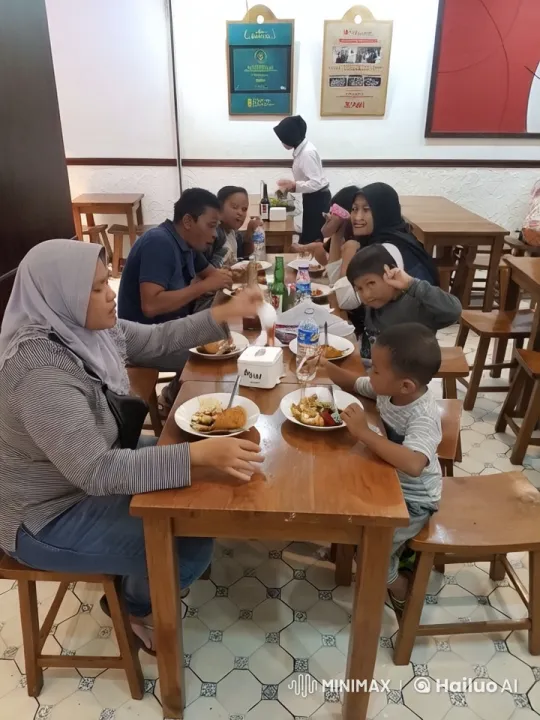 Casual Dining Experience Captured on Camera – AI Generated Video | Hailuo AI