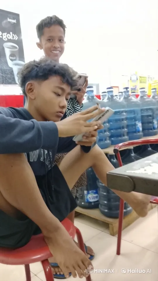 Casual Youth in Store Transforms into Skilled Kungfu Fighter – AI Generated Video | Hailuo AI