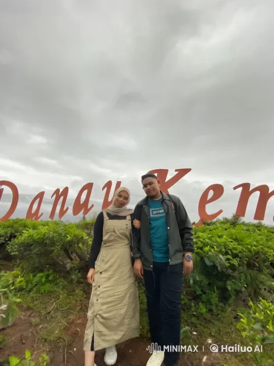 Couple Engages in Intense Kung Fu Battle in Lush Landscape – AI Generated Video | Hailuo AI
