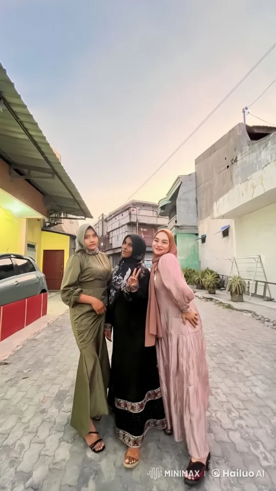 Elegant Women Transform into Kungfu Fighters in Urban Setting – AI Generated Video | Hailuo AI