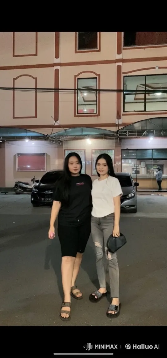 Women Displaying Kung Fu Skills in Nighttime Fight Scene – AI Generated Video | Hailuo AI