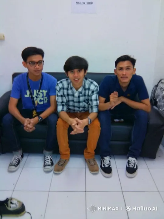 Three Men Perform Choreographed Kungfu in Waiting Room – AI Generated Video | Hailuo AI