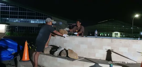 Nighttime Kungfu Showdown in Construction Site – AI Generated Video | Hailuo AI
