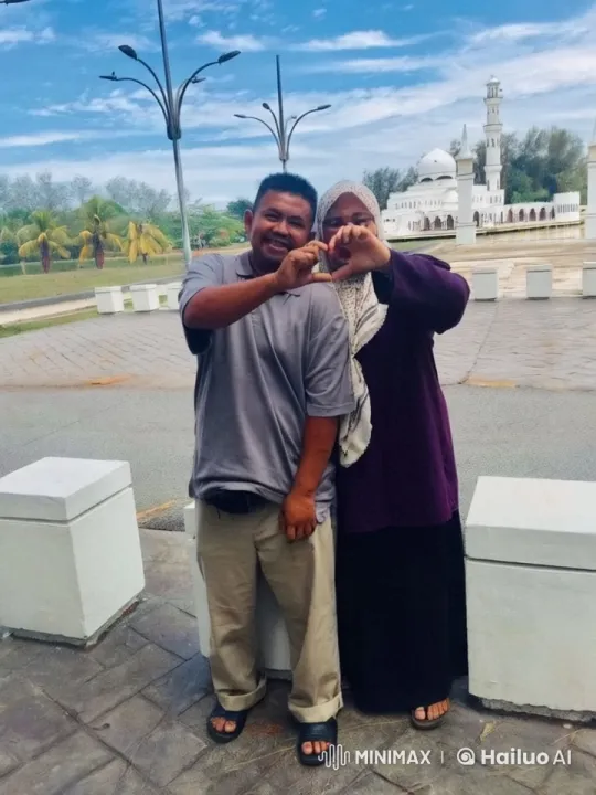 Couple Engages in Intense Kung Fu Fight in Front of Mosque – AI Generated Video | Hailuo AI