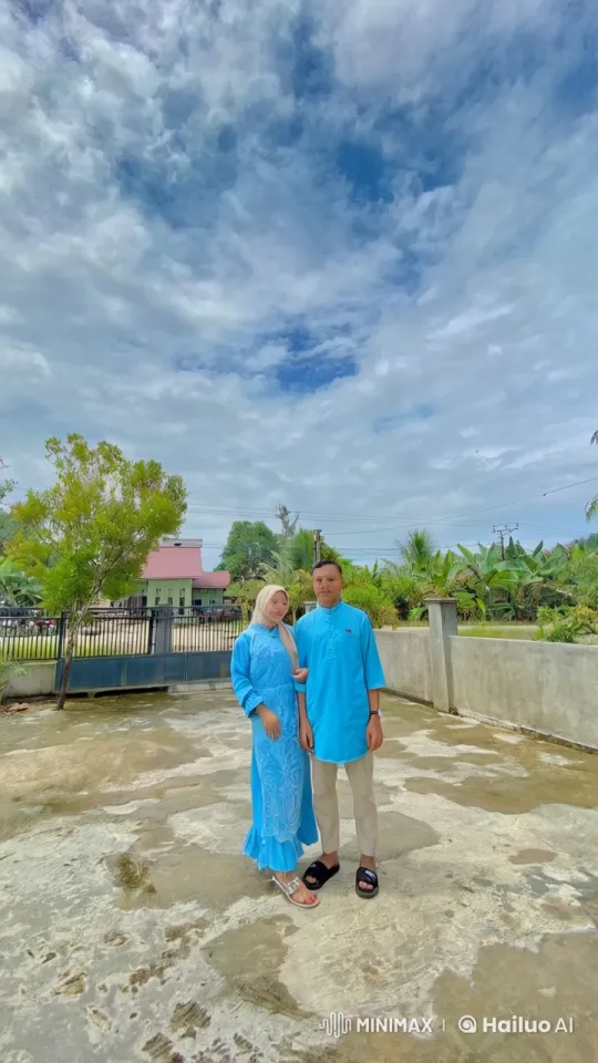Couple Performs Skilled Kung Fu in Sunny Courtyard – AI Generated Video | Hailuo AI