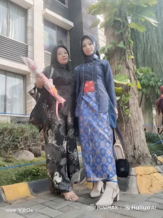 Traditional Dress Women Perform Kungfu Stances – AI Generated Video | Hailuo AI