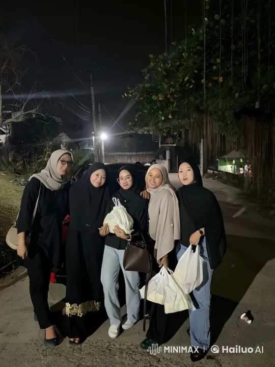 Women Blend Kungfu and Dance in Nocturnal Street Scene – AI Generated Video | Hailuo AI