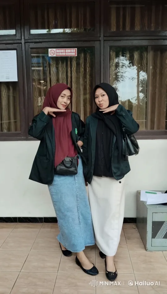 Verbal Dispute Escalates to Physical Confrontation Between Two Women – AI Generated Video | Hailuo AI