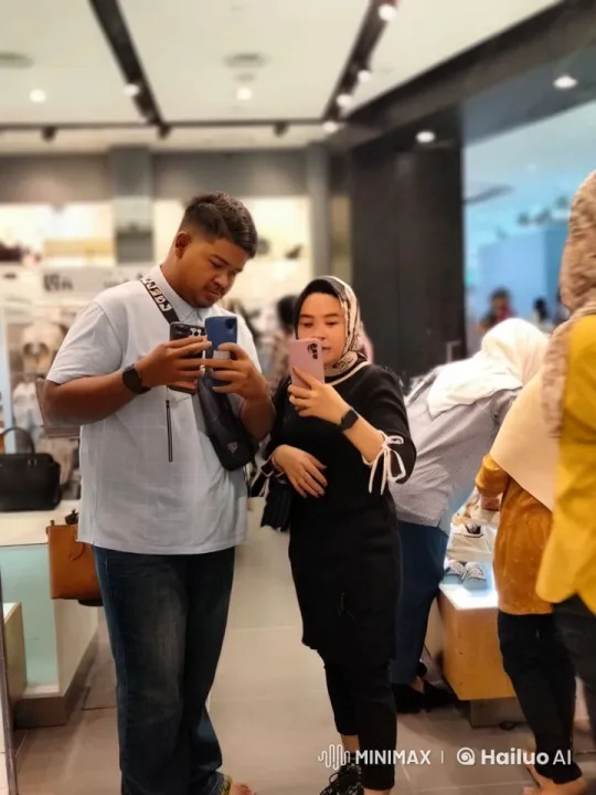 Shoppers Compare Smartphones in Bustling Store – AI Generated Video | Hailuo AI