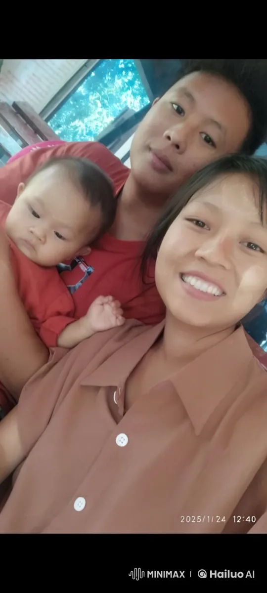 Family Moment Captured in Cozy Room – AI Generated Video | Hailuo AI