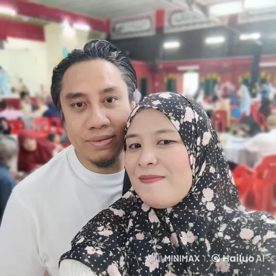 Woman Encourages Acrobatic Kungfu Performer in Lively Hall – AI Generated Video | Hailuo AI