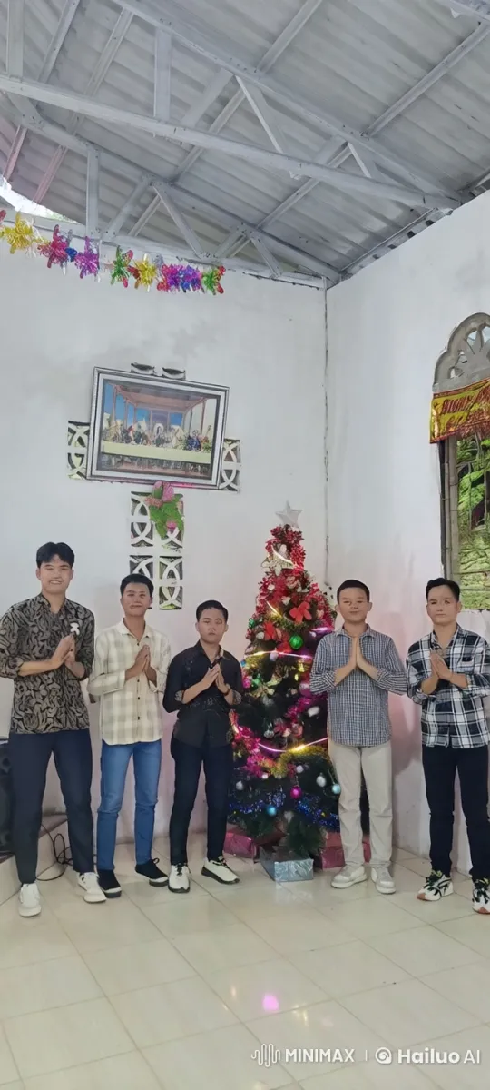 Christmas Tree Kungfu Display by Six Young Men – AI Generated Video | Hailuo AI