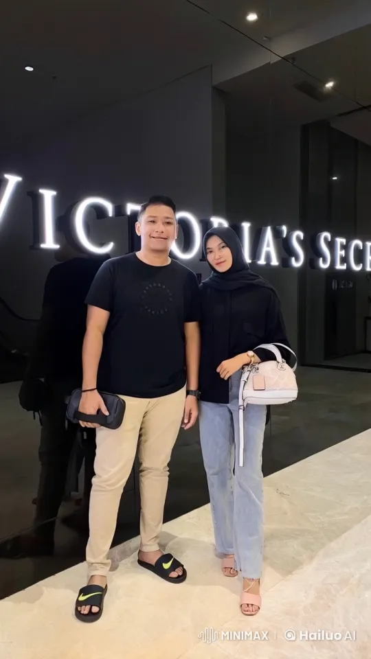 Couple Displays Martial Arts Skills in Front of Victoria's Secret – AI Generated Video | Hailuo AI
