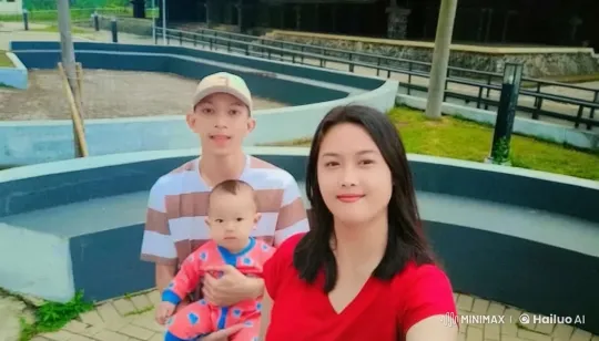 Family Demonstrates Kung Fu Skills in Park Setting – AI Generated Video | Hailuo AI