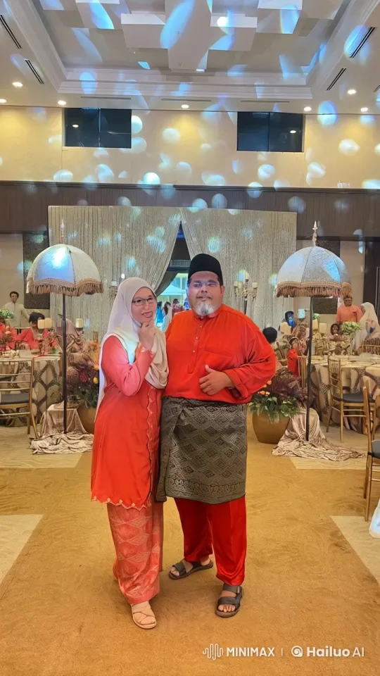 Couple's Lighthearted Choreographed Fight at Festive Banquet – AI Generated Video | Hailuo AI