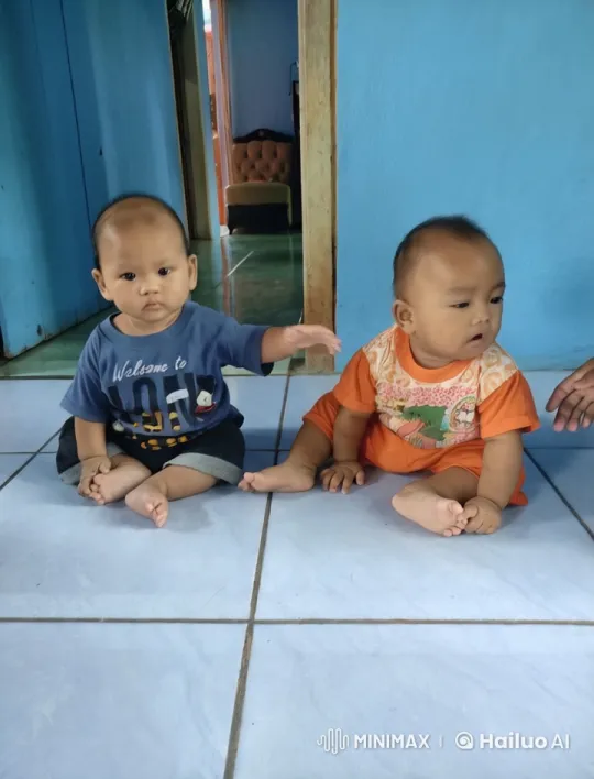 Two Babies Interact with Gentle Gestures – AI Generated Video | Hailuo AI