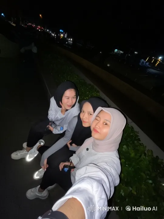 Urban Night: Sidewalk Martial Arts Display – AI Generated Video | Hailuo AI