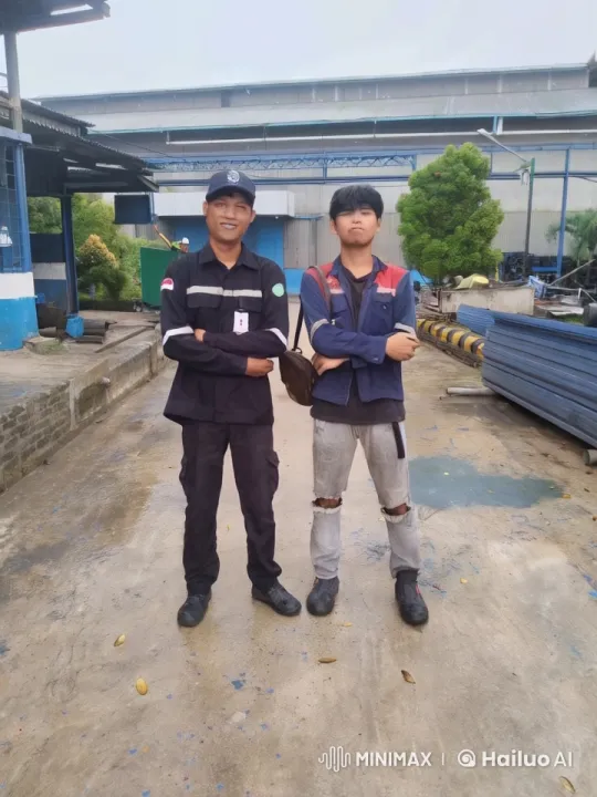Factory Workers Engage in Impressive Kung Fu Sparring – AI Generated Video | Hailuo AI