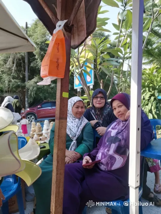 Women Practice Kungfu in Colorful Outdoor Market Setting – AI Generated Video | Hailuo AI