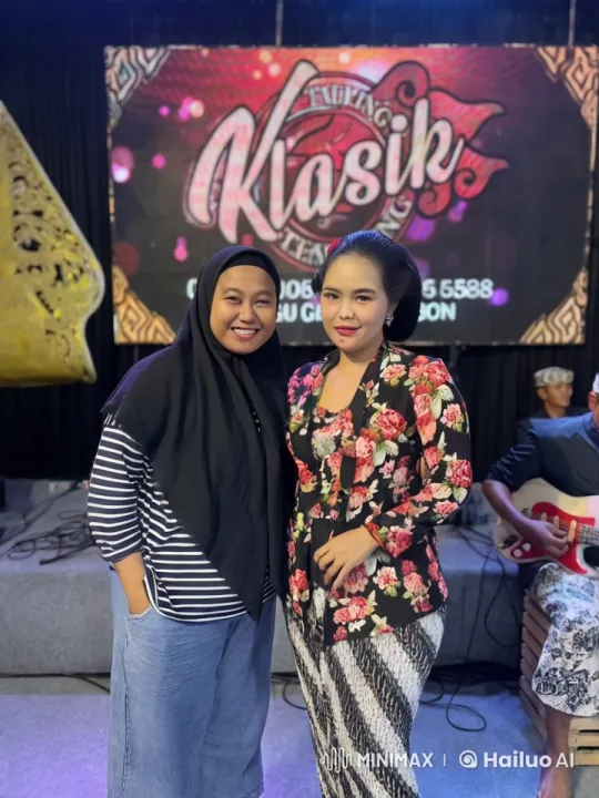 Women Display Martial Arts Skills on Vibrant Stage – AI Generated Video | Hailuo AI