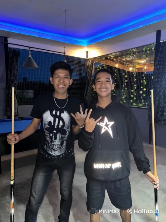Vibrant Kung Fu Fight in Neon-Lit Indoor Arena – AI Generated Video | Hailuo AI