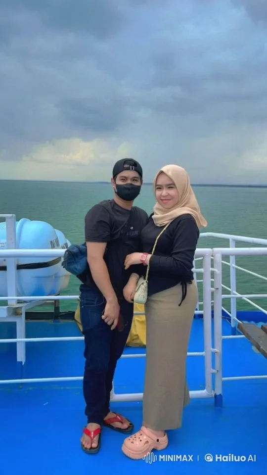 Couple's Romantic Stance Turns into Intense Kung Fu on Boat Deck – AI Generated Video | Hailuo AI