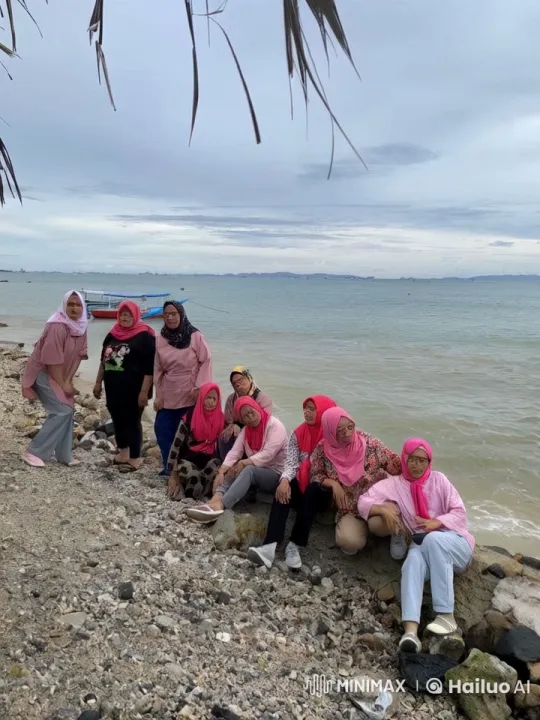 Colorful Kung Fu Practitioners by the Seashore – AI Generated Video | Hailuo AI