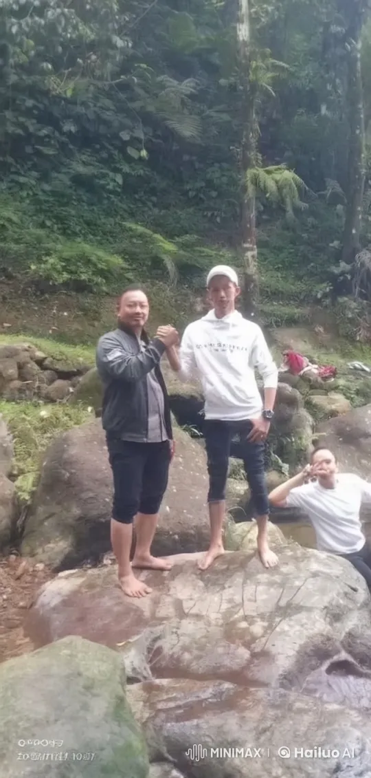 Kung Fu Duel in a Serene Mountain Stream Setting – AI Generated Video | Hailuo AI
