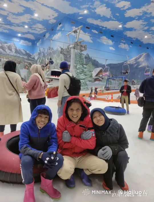 Winter Wonderland: Indoor Amusement Park Scene – AI Generated Video | Hailuo AI