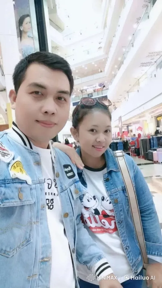 Couple Practices Playful Kungfu in Shopping Mall – AI Generated Video | Hailuo AI