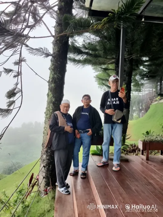 Martial Artists Display Skills in Misty Outdoor Setting – AI Generated Video | Hailuo AI