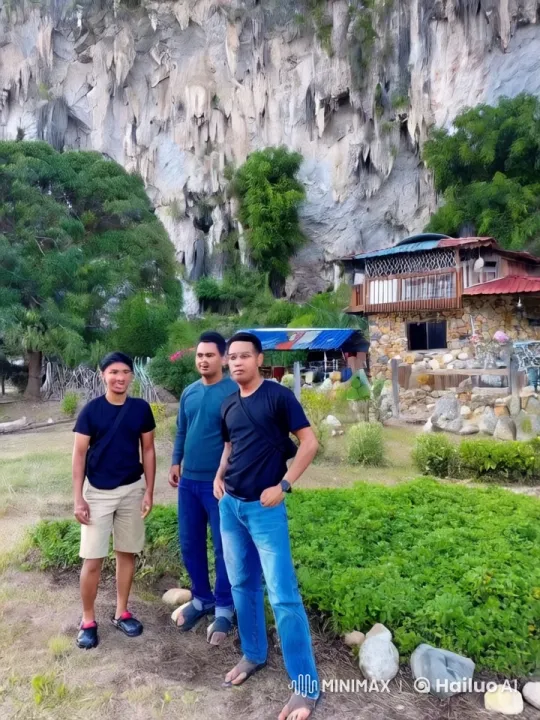 Friends Engage in Energetic Kungfu Fight Against Cliffside Backdrop – AI Generated Video | Hailuo AI