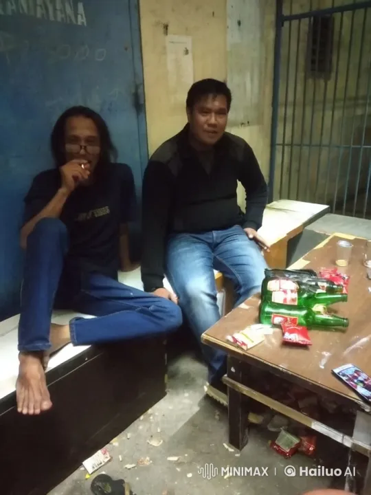 Dimly Lit Kung Fu Showdown in Cluttered Room – AI Generated Video | Hailuo AI