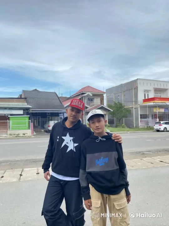 Kung Fu Practitioners Displaying Skills in Urban Setting – AI Generated Video | Hailuo AI