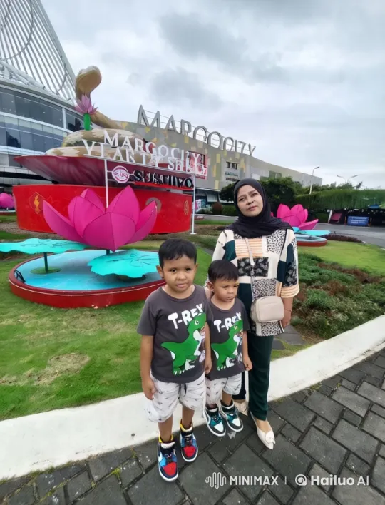Family Kung Fu Fun at Margocity Shopping Complex – AI Generated Video | Hailuo AI