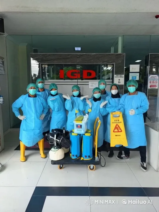 Healthcare Workers Perform Kung Fu Routine at Emergency Entrance – AI Generated Video | Hailuo AI
