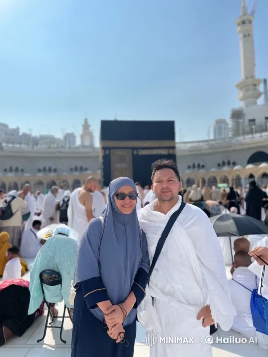 Martial Arts Display at Kaaba Amidst Pilgrims – AI Generated Video | Hailuo AI