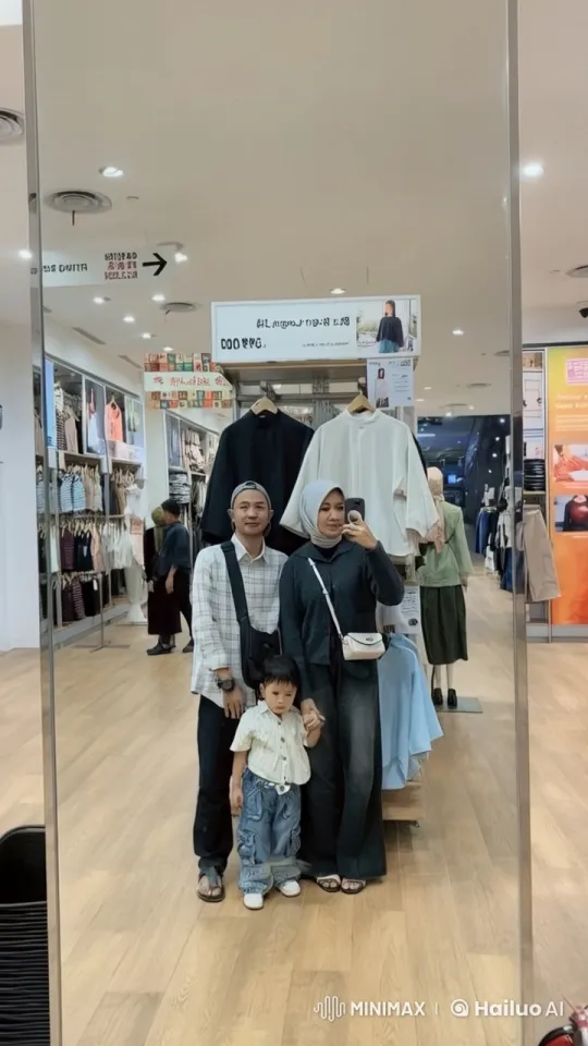 Family Mirrors Storefront in Surprise Kung Fu Display – AI Generated Video | Hailuo AI