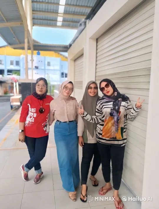 Friends Enjoying Casual Pose Outdoors – AI Generated Video | Hailuo AI